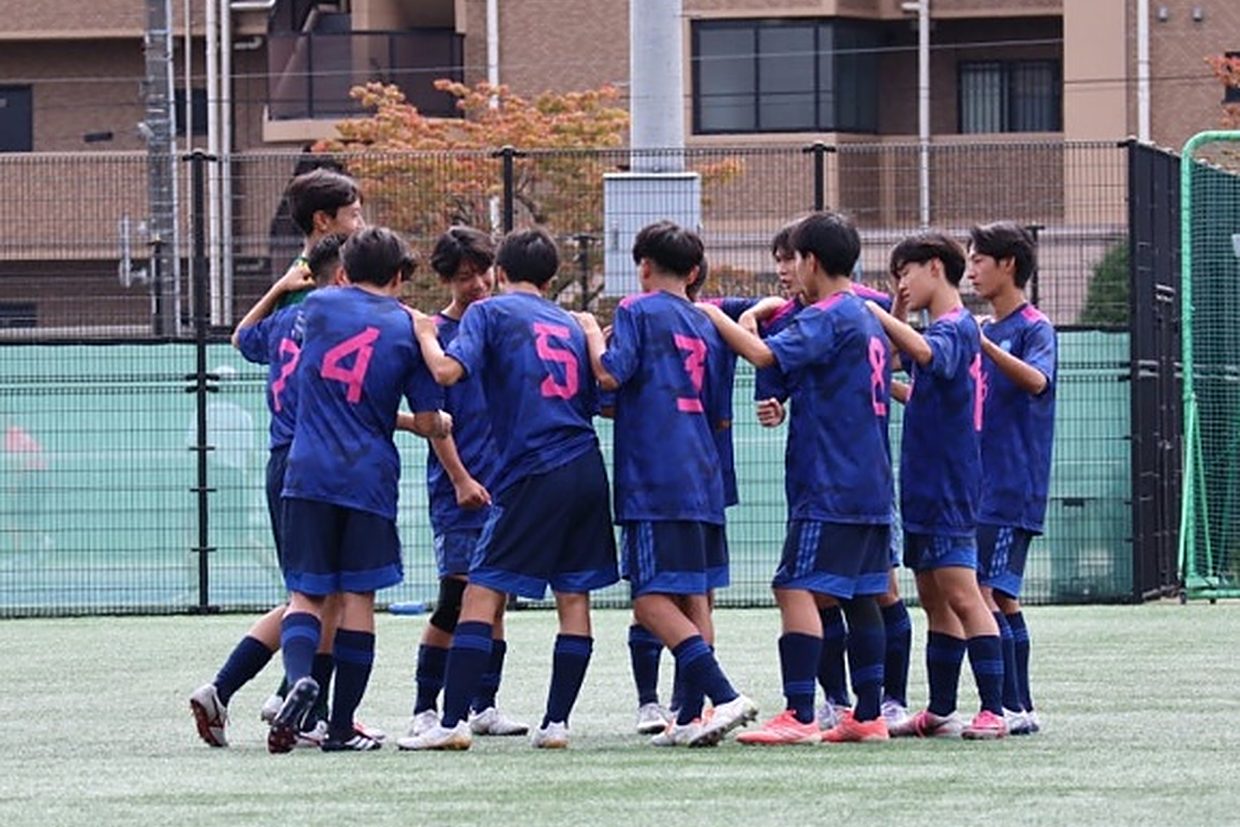 円陣を組んで気持ちを一つにする選手たち